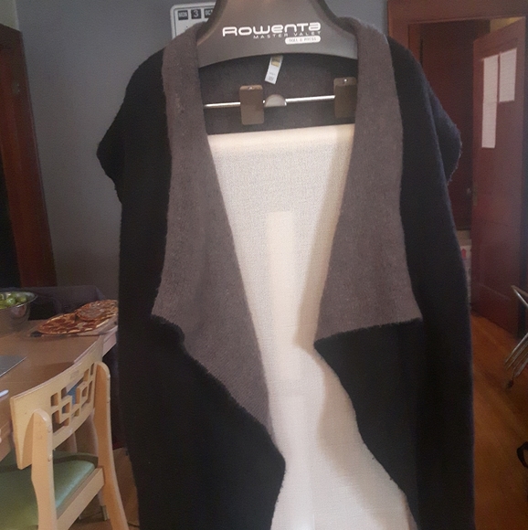 Cozy, shruggy sweater. Black and grey, with pockets! - Picture 2 of 3